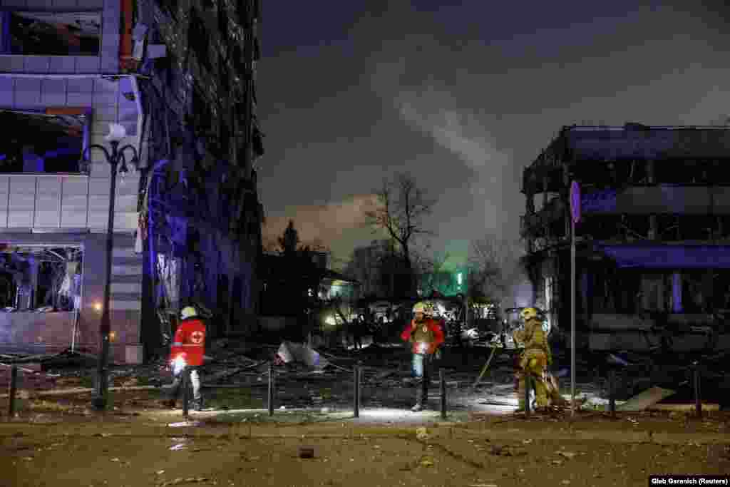 Спершу було відомо про пожежі та виклики екстрених служб у Голосіївському, Подільському, Святошинському та Оболонському районах.  