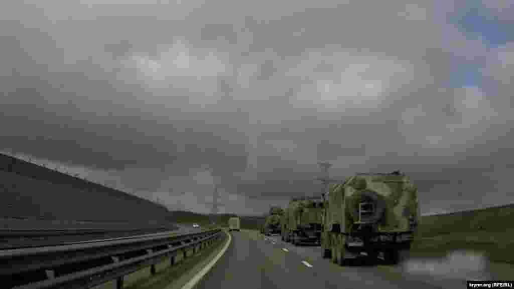 Колонна российской военной техники на трассе «Таврида», 24 марта 2021 года.  Как сообщали тогда очевидцы, днем тяжелая военная техника следовала по трассе «Таврида» от Керчи вглубь полуострова. В частности, на тралах перевозилась гусеничная военная техника. В колоннах – колесные БМП (боевая машина пехоты – КР), машины управления, инженерная техника, большое количество топливозаправщиков и грузовиков для перевозки личного состава. Колонны двигались в сопровождении дорожной военной инспекции