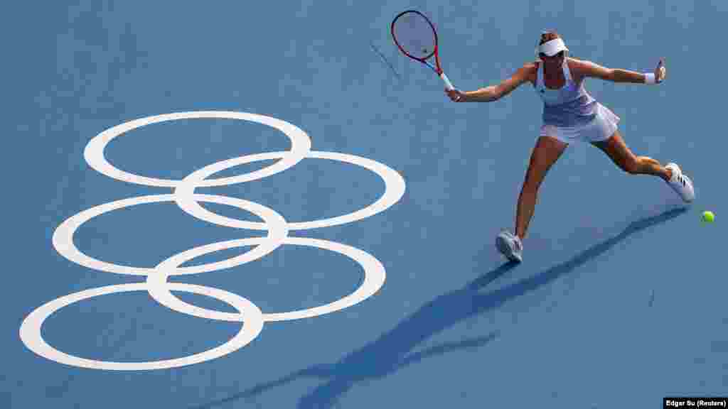 Олена Рибакіна з Казахстану під час півфінального матчу проти Белінди Бенчич зі Швейцарії. Одиночний розряд – жінки, півфінал. Токіо, Японія, 29 липня 2021 року