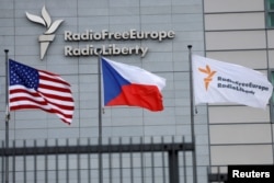 Вывеска и флаги у здания штаб-квартиры Радио Свободная Европа/Радио Свобода в Праге, Чешская Республика, 17 марта 2025 года