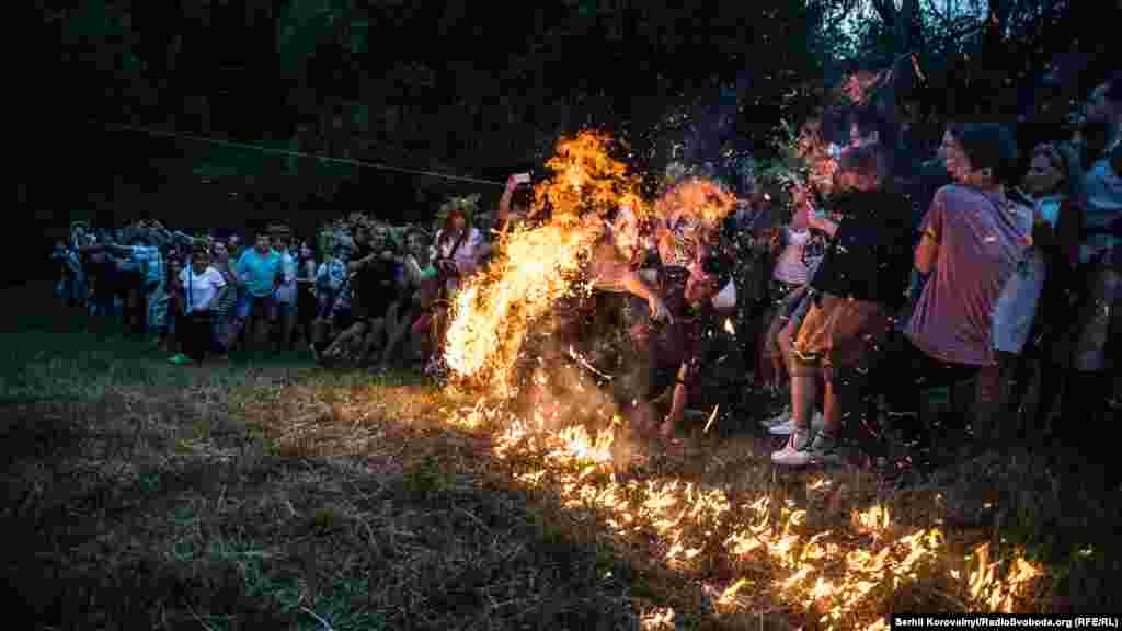 Головна особливість купальської ночі – очищувальне вогнище та різні ігри з вогнем