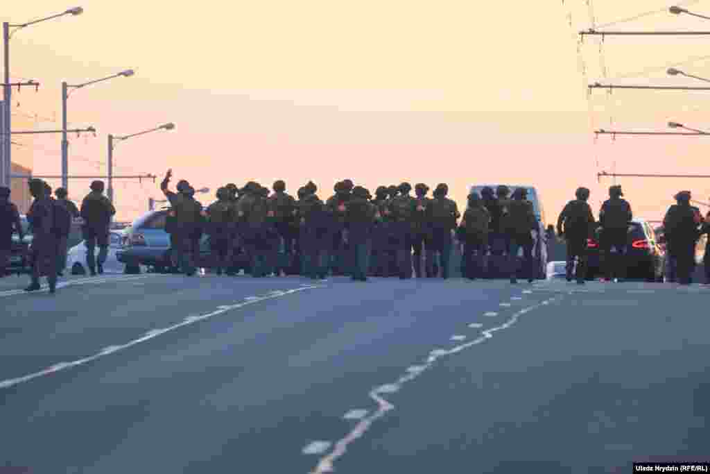 ОМОН біля ТЦ «Корона» на вулиці Кальварійській у Мінську