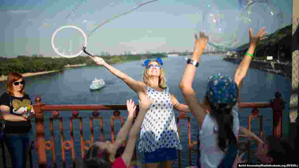 Діти у захваті від величезних бульбашок, які створювали запрошені аніматори