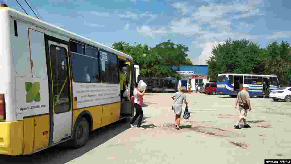 Автостанция – центр жизни поселка Кача, здесь же находятся почти все магазины