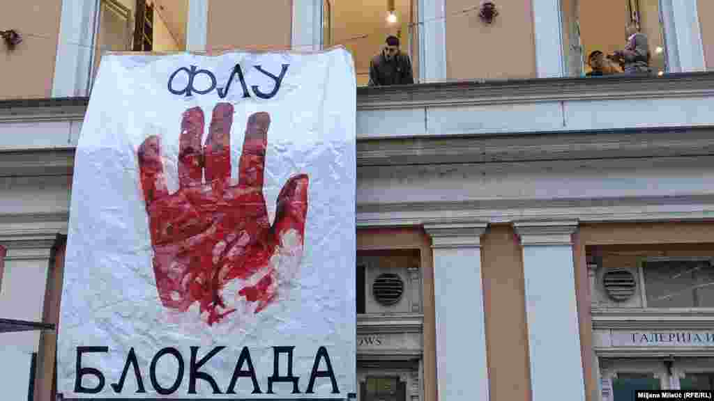 "Krvave su vam ruke" - poruka je koju učesnici protesta upućuju vlasti, zahtevajući odgovornost za stradanje 15 ljudi u obrušavanju nadstrešnice Železničke stanice u Novom Sadu.