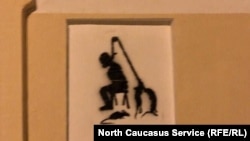 Граффити на тему пыток на стене отделения полиции