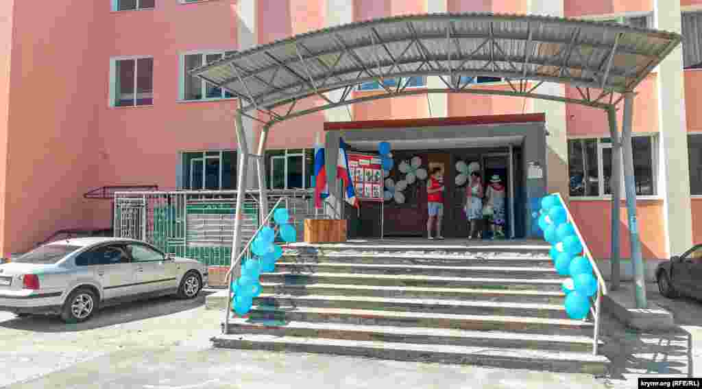 У Сімферополі перед входом на виборчу дільницю в космічному ліцеї №41 крутили хіп-хоп про «велику Росію»