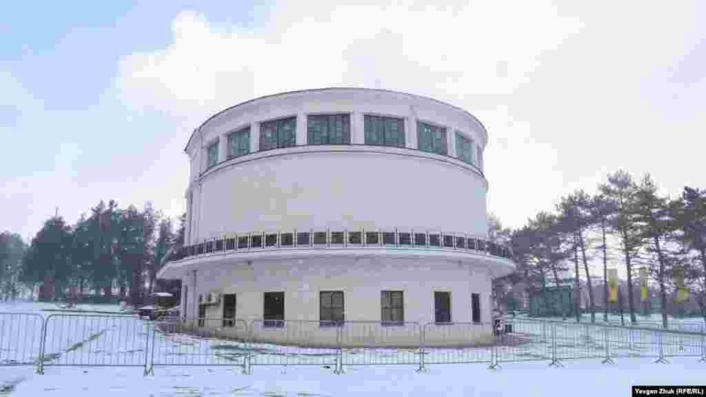 Здание Диорамы «Штурм Сапун-горы 7 мая 1944 года». Весной здание ожидает ремонт, полотно отправят на реставрацию