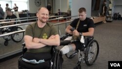 Українські військовослужбовці Євген та Радислав у протезній клініці Protez Foundation, штат Міннесота 29 жовтня 2024 року