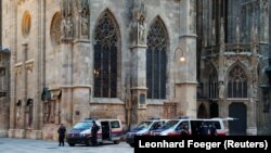 Влада каже, що поки поліція концентруватиметься на антитерористичній операції, армія візьме на себе охорону основних будівель у Відні