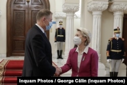 Klaus Iohannis, președintele României, o întâmpină pe Ursula von der Leyen, președintele Comisiei Europene, la Palatul Cotroceni din București, joi 3 martie 2022. Inquam Photos / George Călin