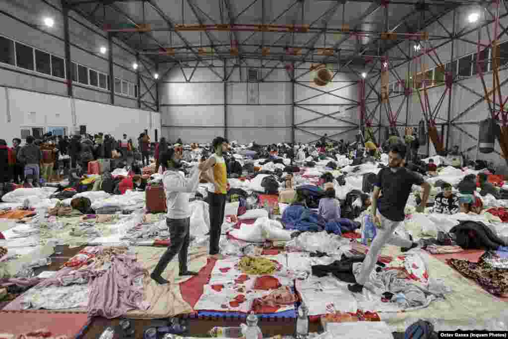 Mai mulți studenți indieni au reușit să plece din Ucraina și au ajuns în România. Ei au fost cazați lângă București, în orașul Voluntari, unde a fost amenajată o sală de sport pentru migranții din Ucraina. Imagine din 28 februarie 2022.   