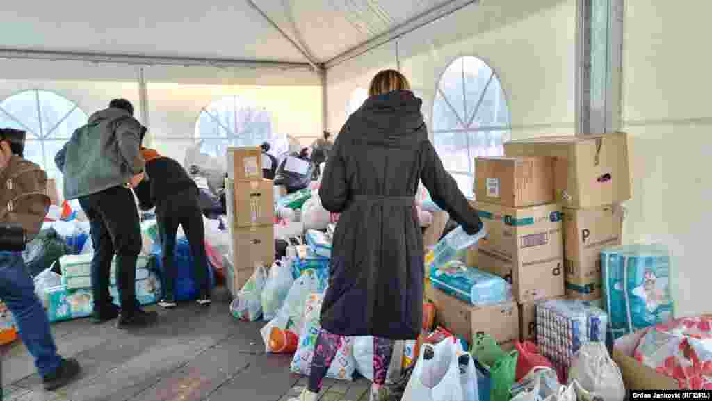 I Crveni krst je otvorio žiro-račun kao i SMS broj za pomoć ugroženom stanovništvu Ukrajine. Broj žiro-računa je 520-5188-31 kod Hipotekarne banke, dok je broj za slanje SMS poruka 15888, kod sva tri mobilna operatera. 