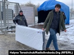 Волонтери допомагають