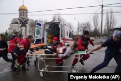 Медики надають допомогу пораненому під час обстрілу Маріуполя