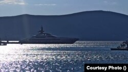 Jahta "Galactica Super Nova," uplovljava u luku Tivat na crnogorskom primorju 1. marta 2022.