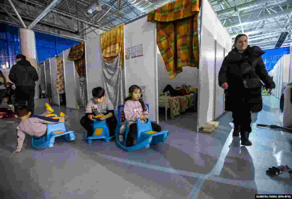 Copiii ucraineni se joacă într-una dintre taberele create la centrul expozițional MoldExpo, la Chișinău, Republica Moldova, 01 martie 2022. Potrivit Ministerului Afacerilor Interne, Republica Moldova a primit peste 41.255 de ucraineni care fugeau din țară în urma invaziei militare a Rusiei.  