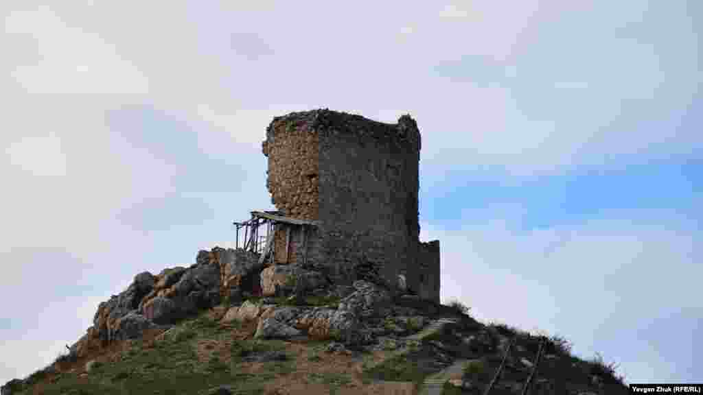 Российские власти уже несколько лет обещают начать реставрационные работы в генуэзской крепости Чембало, которая постепенно разрушается. На фото – башня Батисто де Олива на Крепостной горе