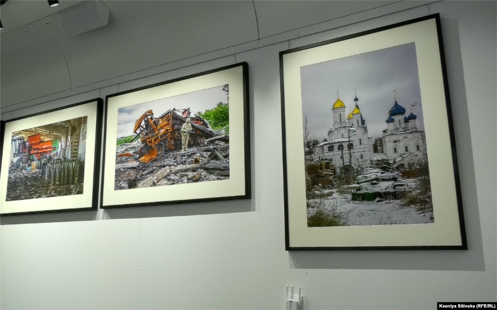 Одне з найсимволічніших фото для Баффета (перше фото праворуч) – танк на фоні зруйнованої церкви у Донецькій області