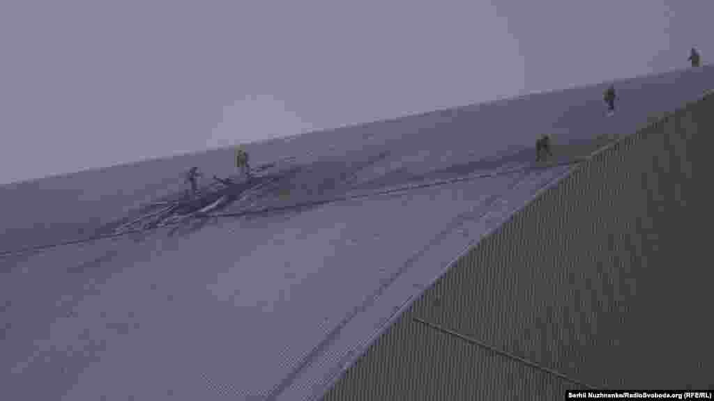 Служби працюють прямо на ушкодженому укритті. Під ним – четвертий енергоблок ЧАЕС, який вибухнув у 1986 році, призвівши до наймасштабнішої техногенної катастрофи за всю історію ядерної енергетики