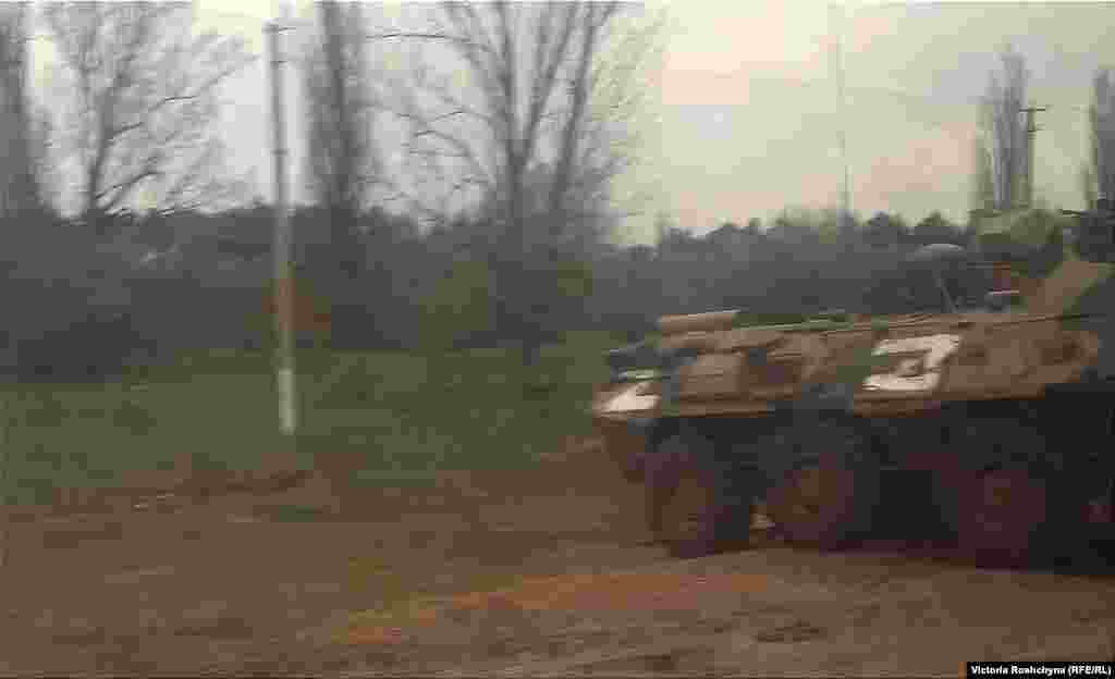 Российский БТР возле одного из сел в оккупированной Херсонской области. «Из Крыма прибывает много машин. Каждую ночь мы слышим их движение», – рассказал один из местных жителей. «Когда наши войска начнут контратаку, будет жарко»