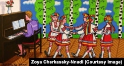 Într-un tablou din 2015, învățătoarea cântă la pian iar școlarii dansează în costum tradițional în fața unui fotodecor cu mesteceni.