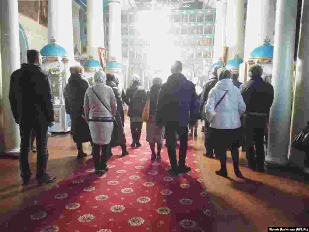 Люди на богослужении в оккупированном Херсоне. «Мы молимся. Мы делаем свою работу. Конечно, мы хотим, чтобы здесь была Украина», – сказал местный священнослужитель. «У меня тоже есть семья. Они тоже плачут. Но я стараюсь избегать политики»