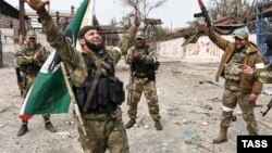 Российские военные из чеченского батальона «Ахмат» в украинском Мариуполе, 17 апреля 2022 года