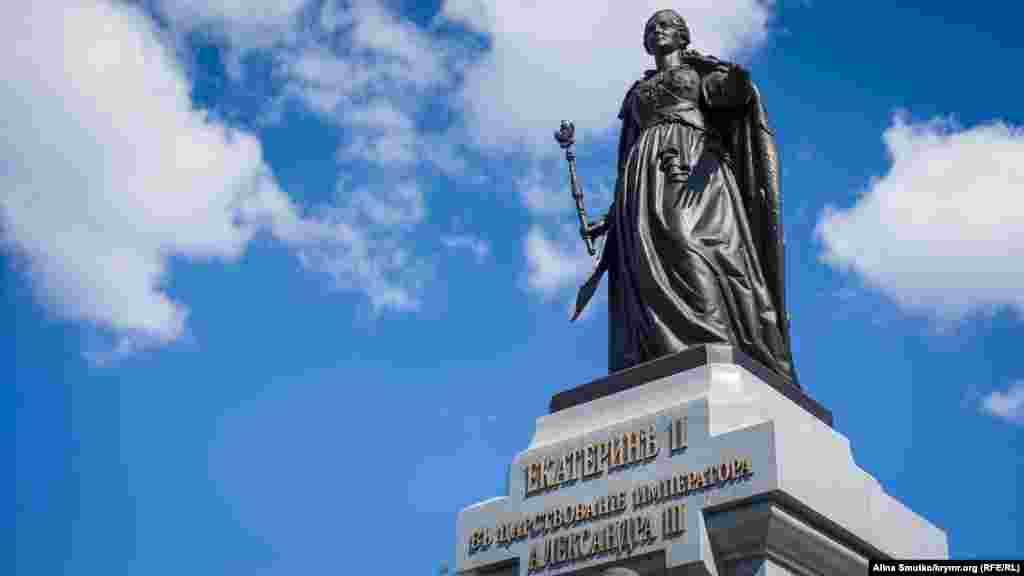 В Симферополе появился памятник Екатерине ІІ, 19 августа  Памятник Екатерине высотой 10 метров расположен в Екатерининском парке Симферополя. Скульптуру доставили из подмосковного Жуковского, где она была изготовлена на скульптурно-производственном комбинате «Лит Арт».  