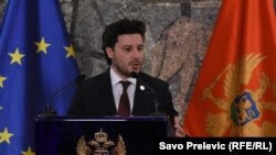 Abazović je na konferenciji za novinare kazao da je o postignutom dogovoru za izbor nove Vade obavijestio Skupštinu Crne Gore u kojoj će, kako je rekao, njegov kabinet imati podršku 46 od ukupno 81 poslanika.
