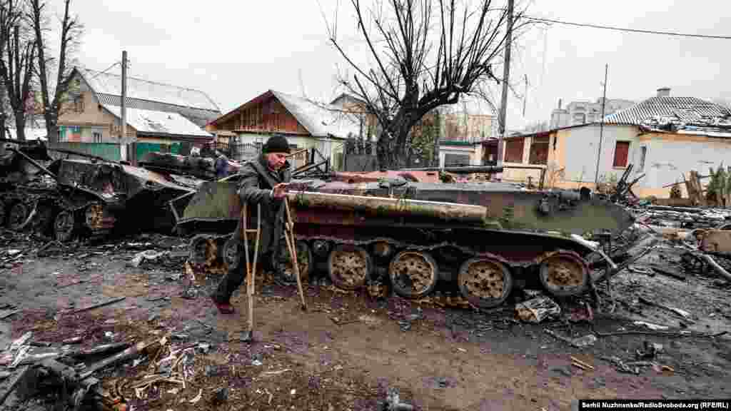 Станом на 1 березня у Бучі майже не працює інтернет, через пошкодження вишки з передавачами у більшості районів зник мобільний зв'язок, багато приватних осель й багатоповерхівок залишилися без світла, газу й води. Місто Буча, Київська область, 1 березня 2022 року  