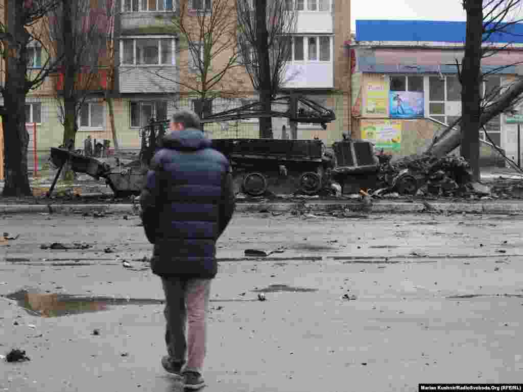 Після нальотів містом спробувала пройти техніка Росії, але вона була розбита ЗСУ. Бородянка, Київська область, 3 березня 2022 року