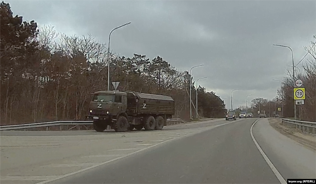 Военный «камаз» для перевозки личного состава на дороге от Инкермана в сторону Симферополя