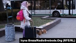 Серед українських біженців за кордоном велика кількість дітей (від 25 до 51%), а також жінок віком 35-64 роки – Український Центр економічної стратегії