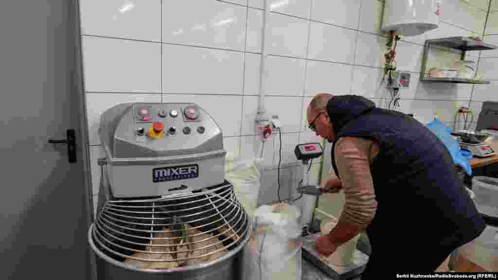 Анатолій Федорук, бучанський міський голова: «Ми в приміщенні торговельного центру Новус, виходячи із військових дій в місті, супермаркет був зруйнований. Але узгоджена позиція із власниками: ми облаштовуємо тут випічку для наших містян, для жителів нашої територіальної громади і сусідніх». Місто Буча, Київська область, 1 березня 2022 року