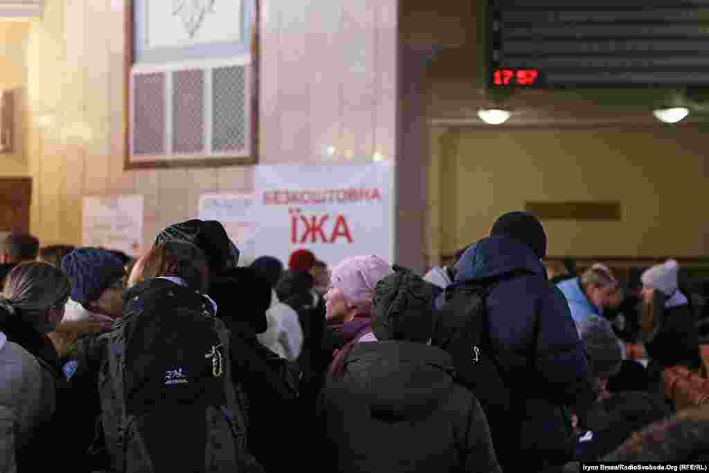 Ресторатори Ужгорода об’єдналися, готують страви у закладах і оперативно привозять на вокзал. Ужгород, Закарпатська область, 3 березя 2022 року