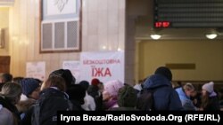 Евакуаційні поїзди на Закарпаття зустрічають волонтери та психологи, Ужгород, 3 березня 2022 року