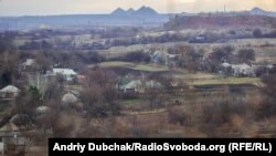 Вид с позиции украинских военных на терриконе под городом Золотое-4, декабрь 2017 года