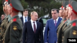 Президентони Русия ва Тоҷикистон - Владимир Путин ва Эмомалӣ Раҳмон аз пойгоҳи 201-уми Русия дидан мекунанд. Акс аз 5 октябри соли 2012