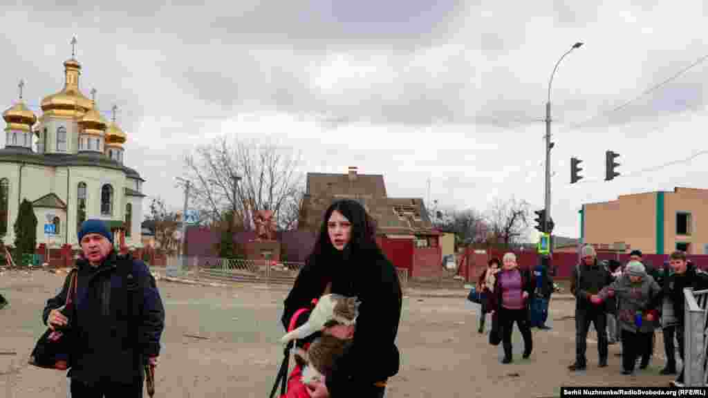 Раніше 7 березня Міноборони Росії заявило про намір з 9:00 припинити вогонь, щоб забезпечити гуманітарні коридори і дозволити евакуацію цивільного населення, але влада України це поки не підтверджувала. Ірпінь, Київщина. 7 березня 2022 року