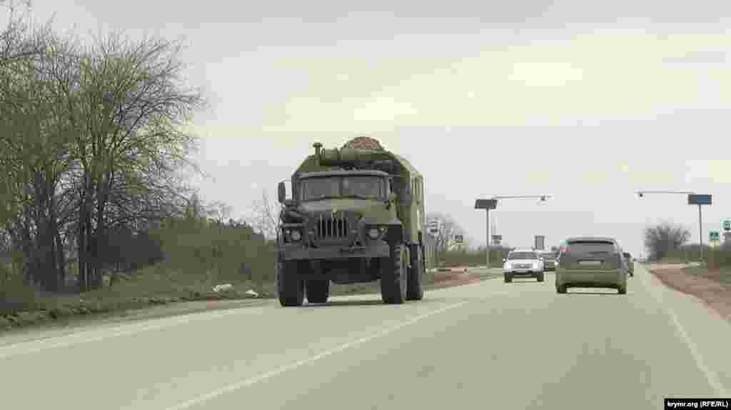 Военный «Урал» под Евпаторией, едет в сторону города Саки, антенна на крыше «кунга» закрыта маскировочной сеткой