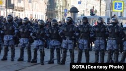 Російський ОМОН стримує акцію проти війни в Україні. Росія, Санкт-Петербург, 6 березня 2022 року