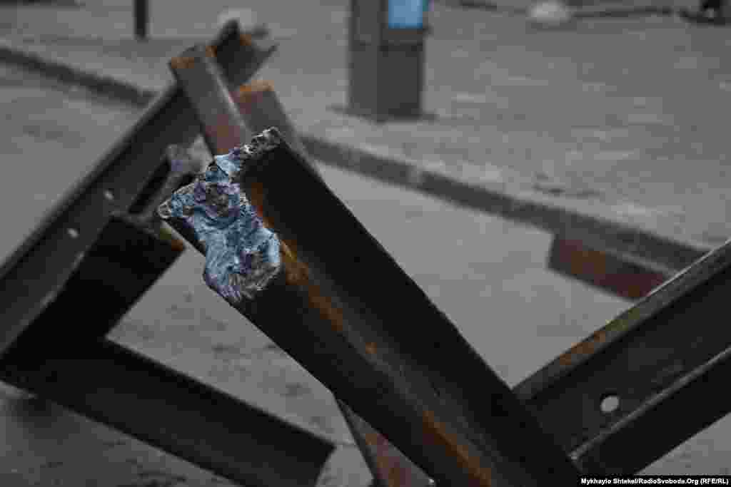 Ці конструкції використовуються для затримання техніки противника. Одеса, 5 березня 2022 року