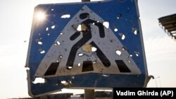 Знак пішохідного переходу неподалік руїн Донецького аеропорту, 25 лютого 2015 року