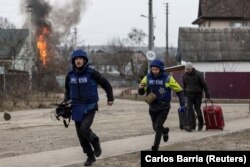 Журналісти під час висвітлення бойових дій в Ірпені, 6 березня 2022 року