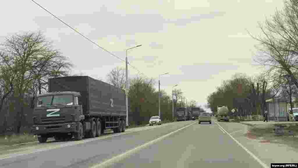 Колонна военных «камазов» с опознавательными знаками «Z» в селе Орехово Сакского района стоит на обочине в направлении движения в сторону Симферополя, номера автомобилей закрашены