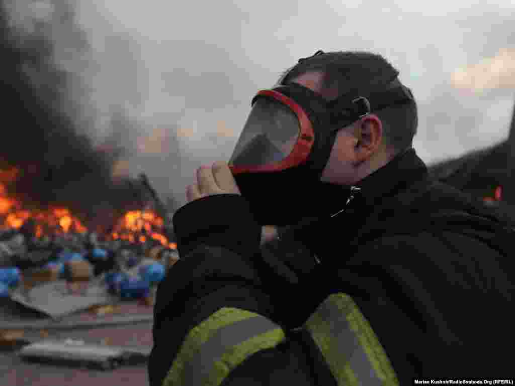 Пожежа на складі під Київом від уламків збитої українською ППО російської крилатої ракети. Калинівка, Київщина, 8 березня 2022 року