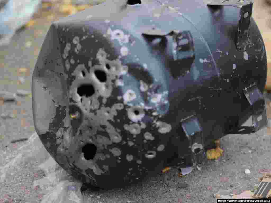 Уламки російської крилатої ракети типу «Калібр» впали на Митний склад під Києвом. Розпочалася пожежа. Калинівка, Київщина, 8 березня 2022 року