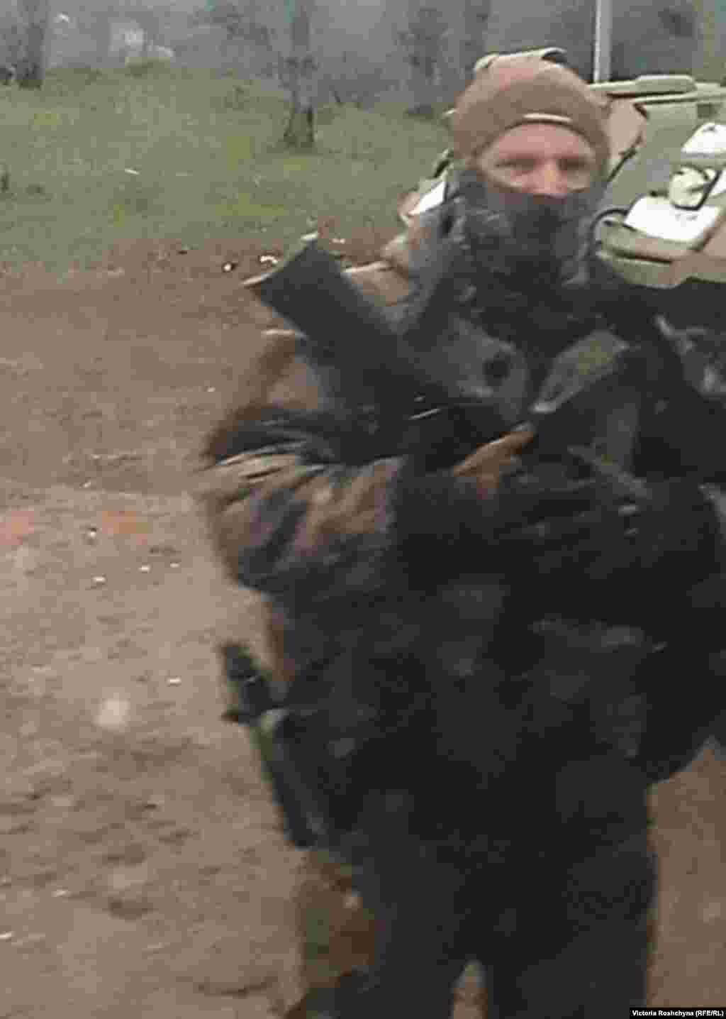 Российский военнослужащий у одного из оккупированных сел под Херсоном. «Мы из Донецка. Как вы относитесь к 9 мая?» — спросил один солдат корреспондентку Радио Свобода на блокпосту, имея в виду дату, когда Россия отмечает День Победы над нацистской Германией. После проверки документов сотрудники блокпостов часто просят сигареты