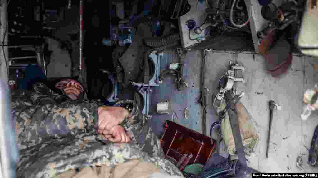 Український воїн спить у бойовій машині піхоти. Передові позиції на  Харківщині. Україна, 20 квітня 2022 року